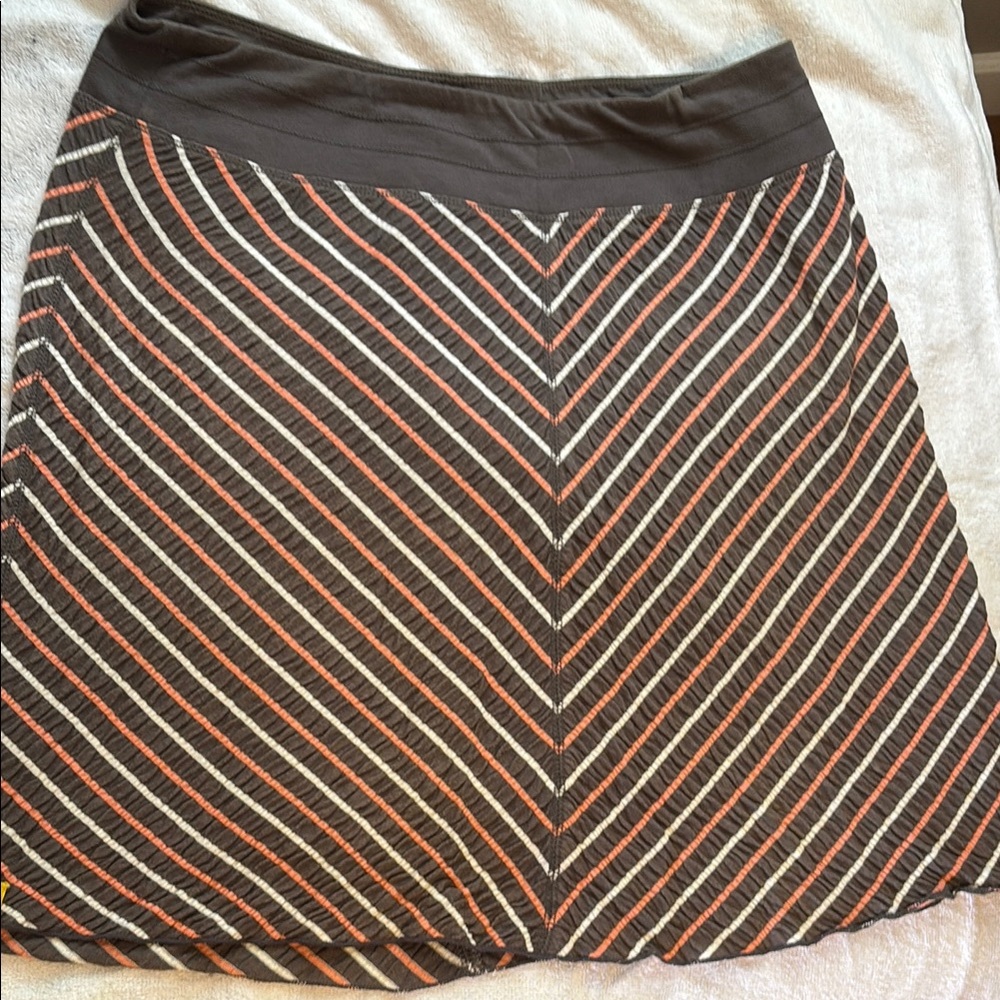 Lole Chevron Patterned Skirt in Grey and peachy Orange